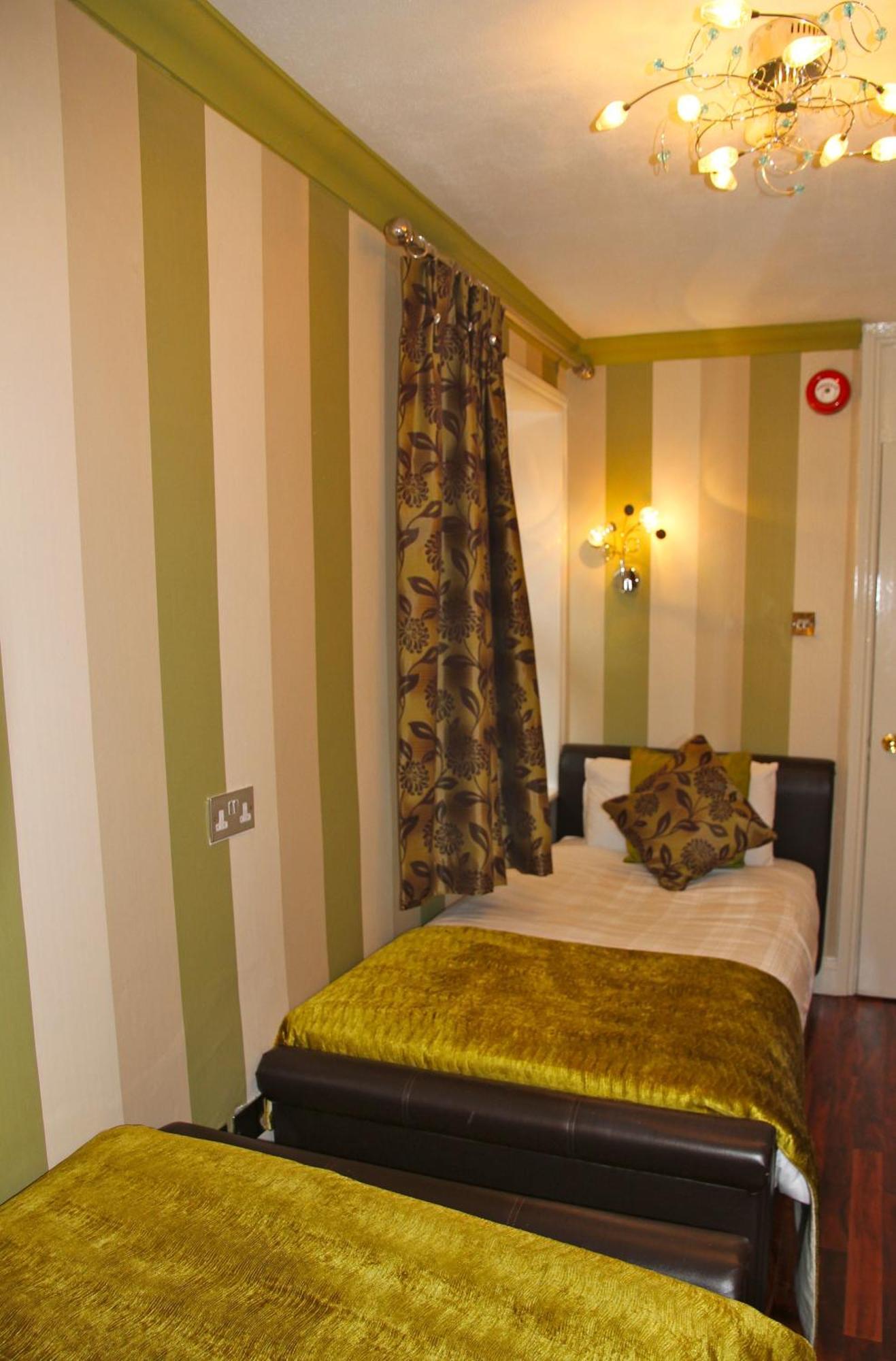 Crompton Guest House Гаунслоу Екстер'єр фото