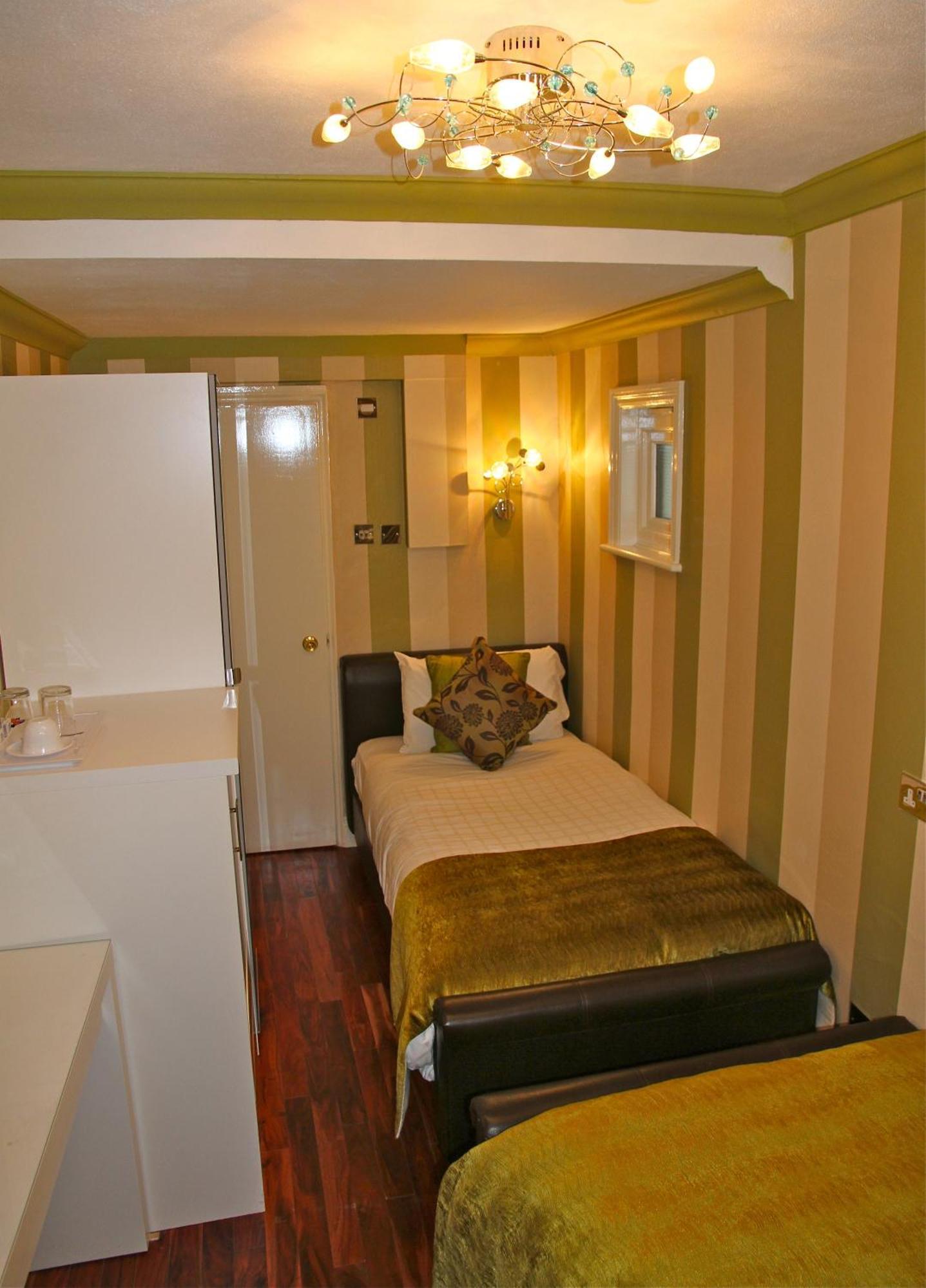 Crompton Guest House Гаунслоу Екстер'єр фото