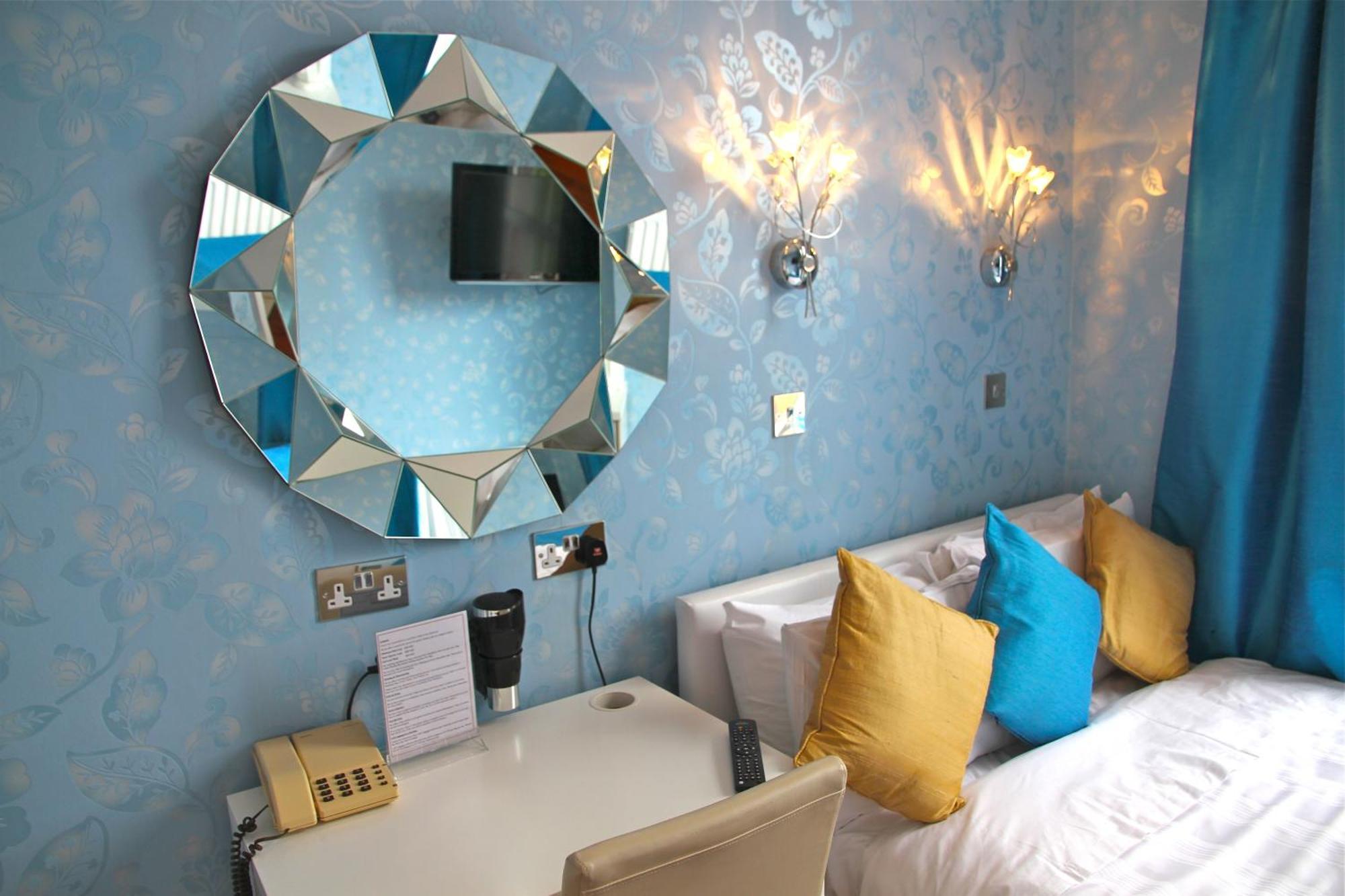 Crompton Guest House Гаунслоу Екстер'єр фото