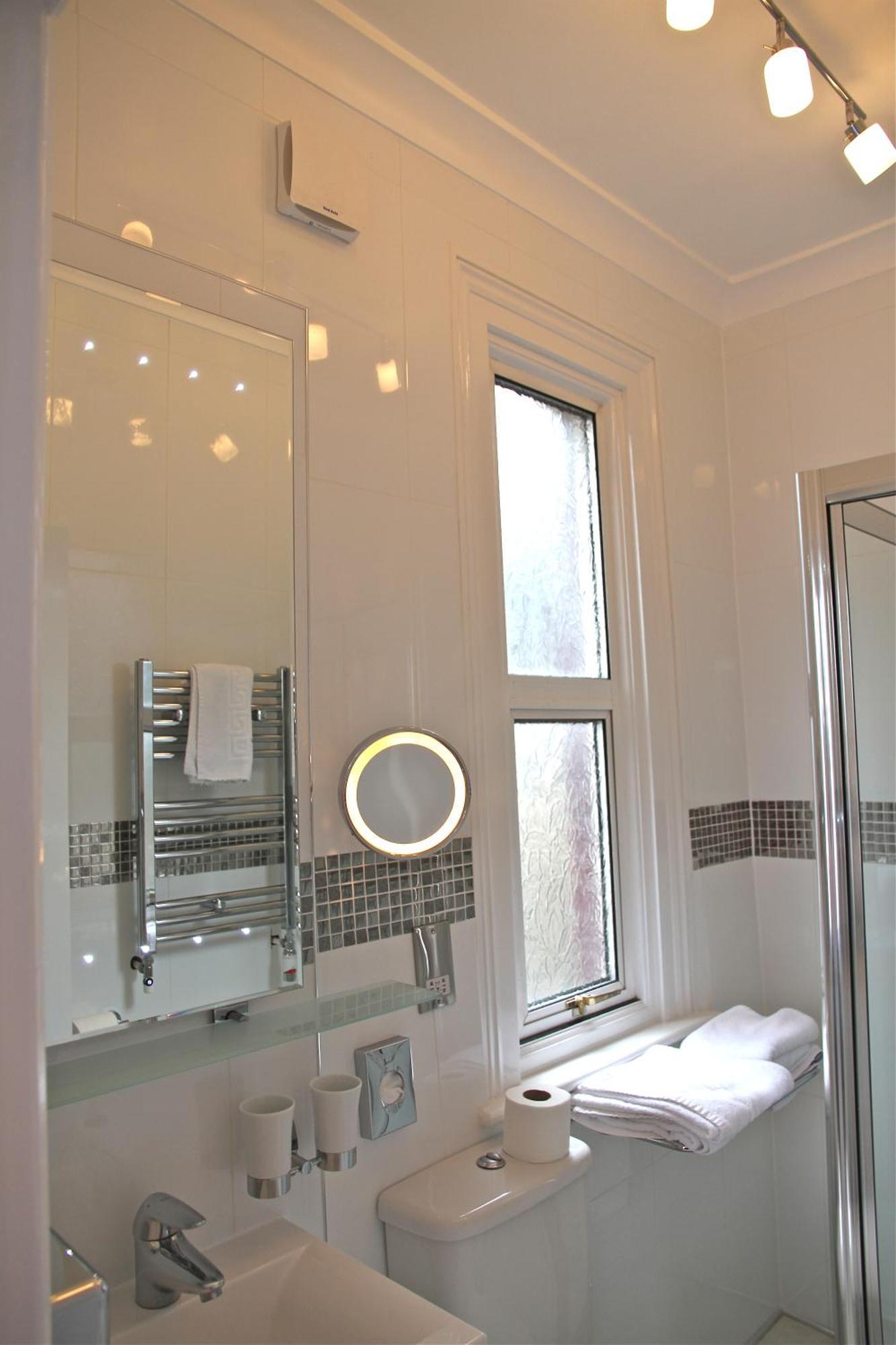 Crompton Guest House Гаунслоу Екстер'єр фото