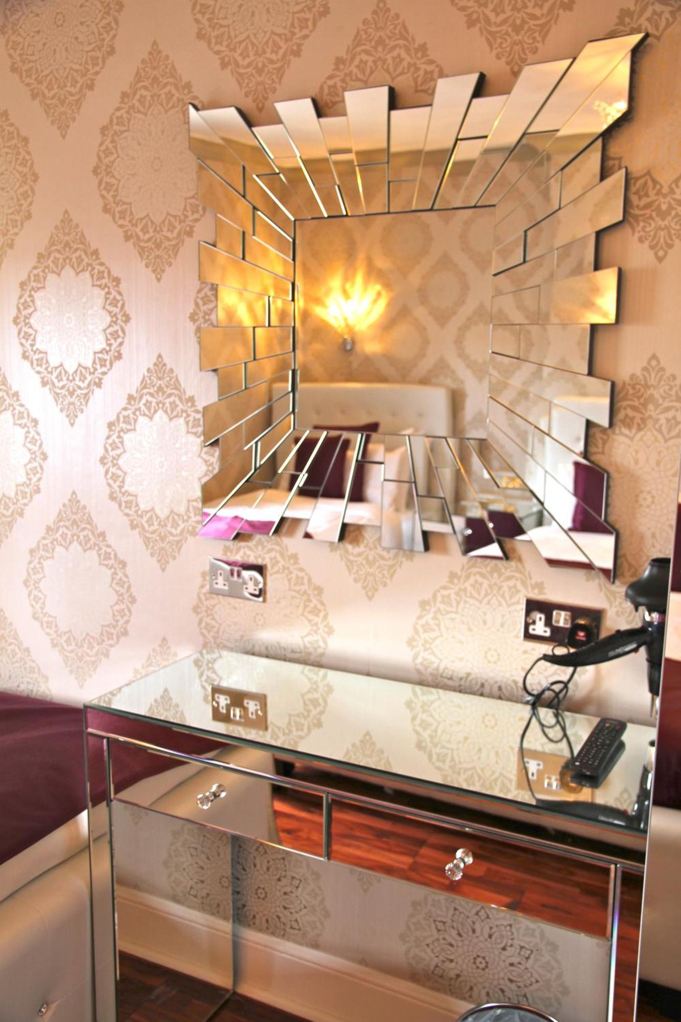Crompton Guest House Гаунслоу Екстер'єр фото