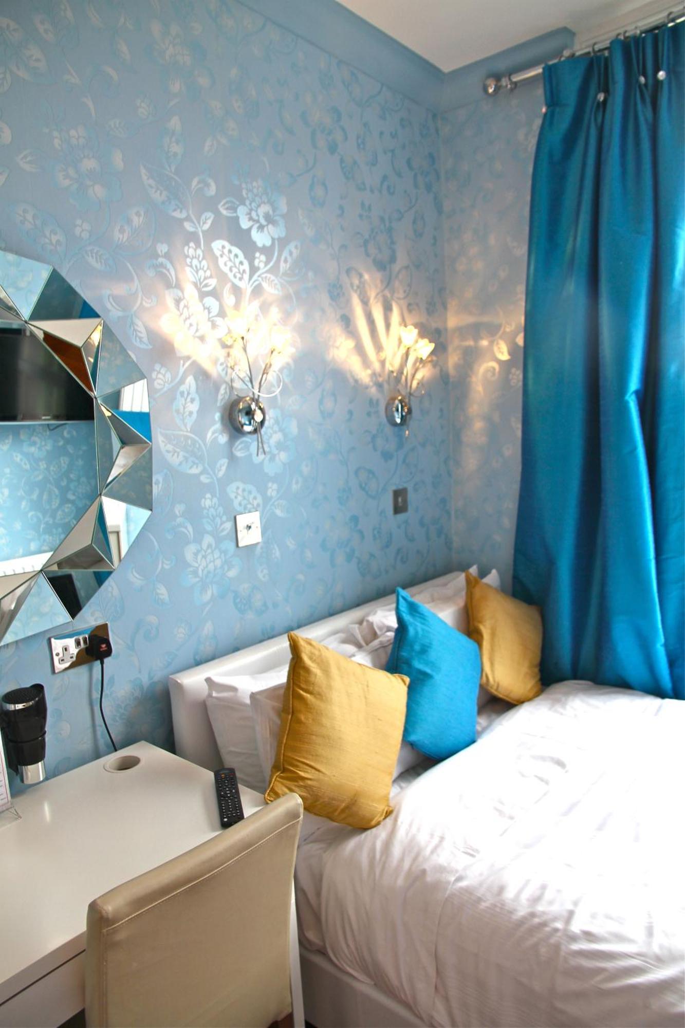 Crompton Guest House Гаунслоу Екстер'єр фото