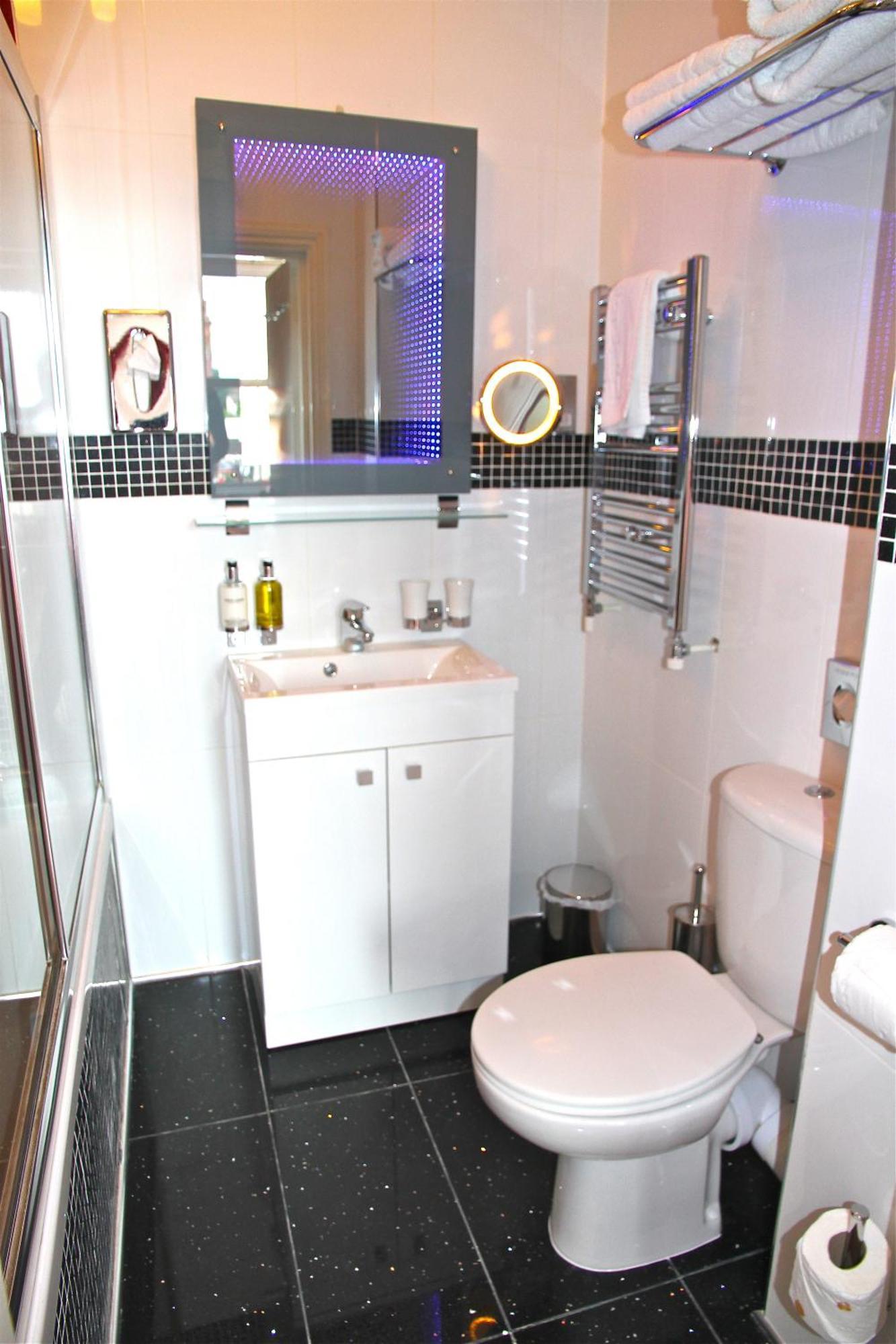 Crompton Guest House Гаунслоу Екстер'єр фото
