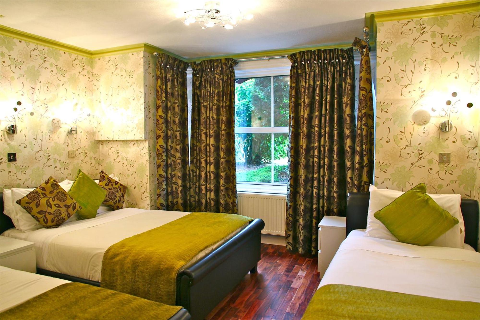 Crompton Guest House Гаунслоу Екстер'єр фото