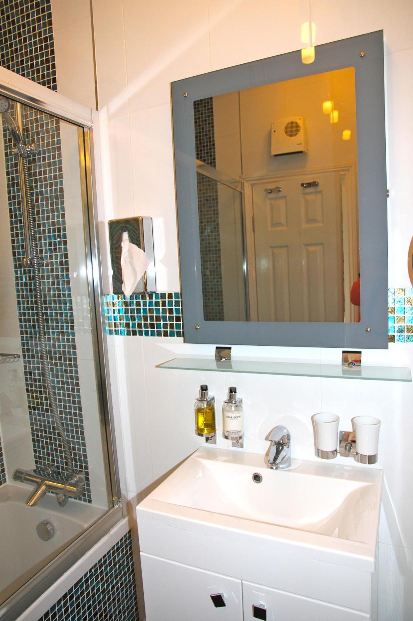Crompton Guest House Гаунслоу Екстер'єр фото