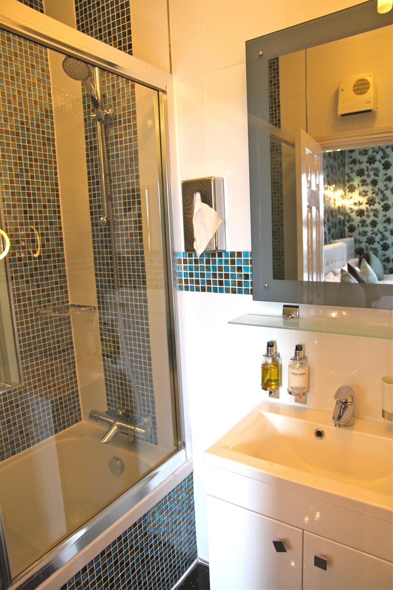 Crompton Guest House Гаунслоу Екстер'єр фото
