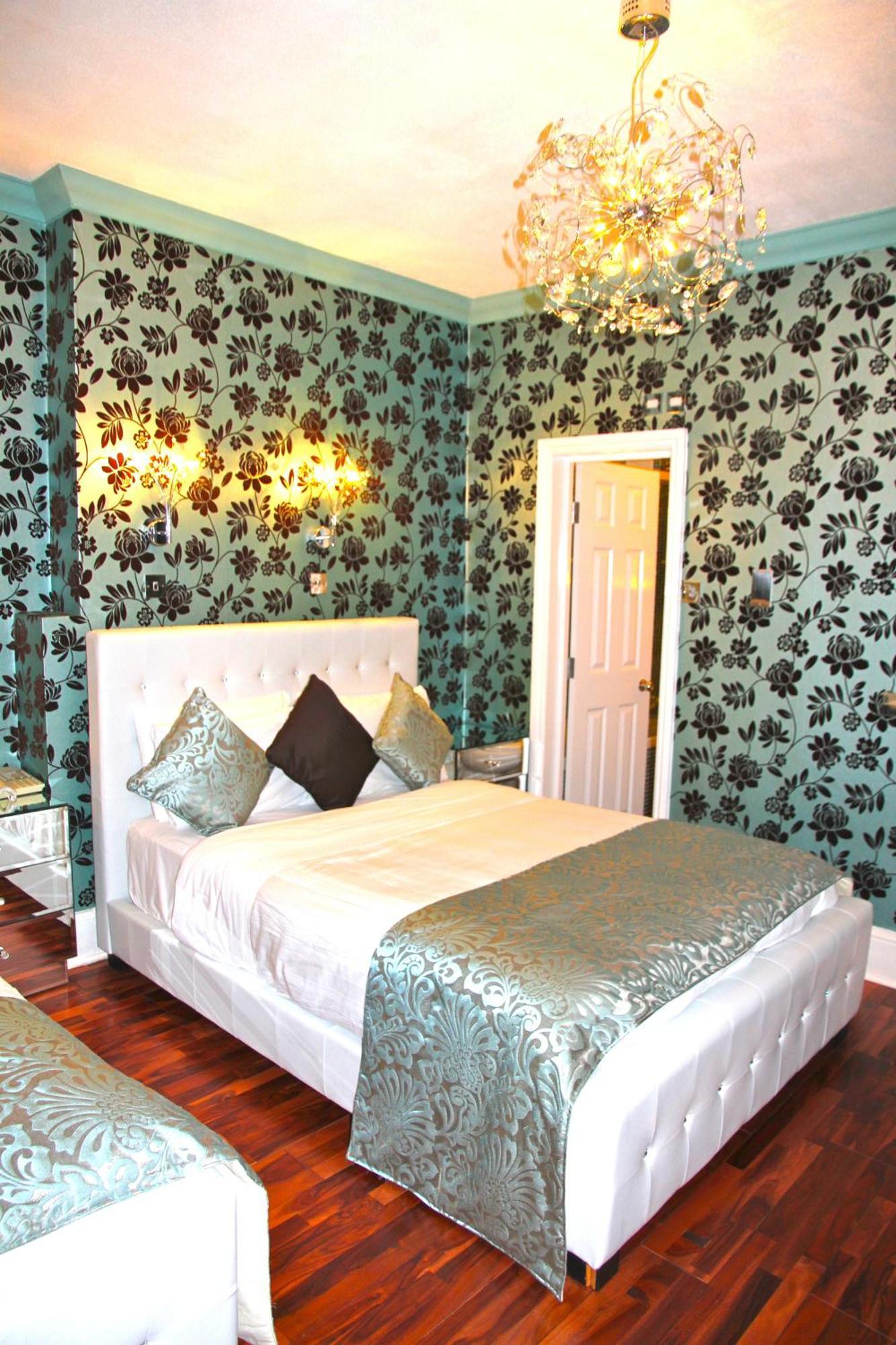 Crompton Guest House Гаунслоу Екстер'єр фото