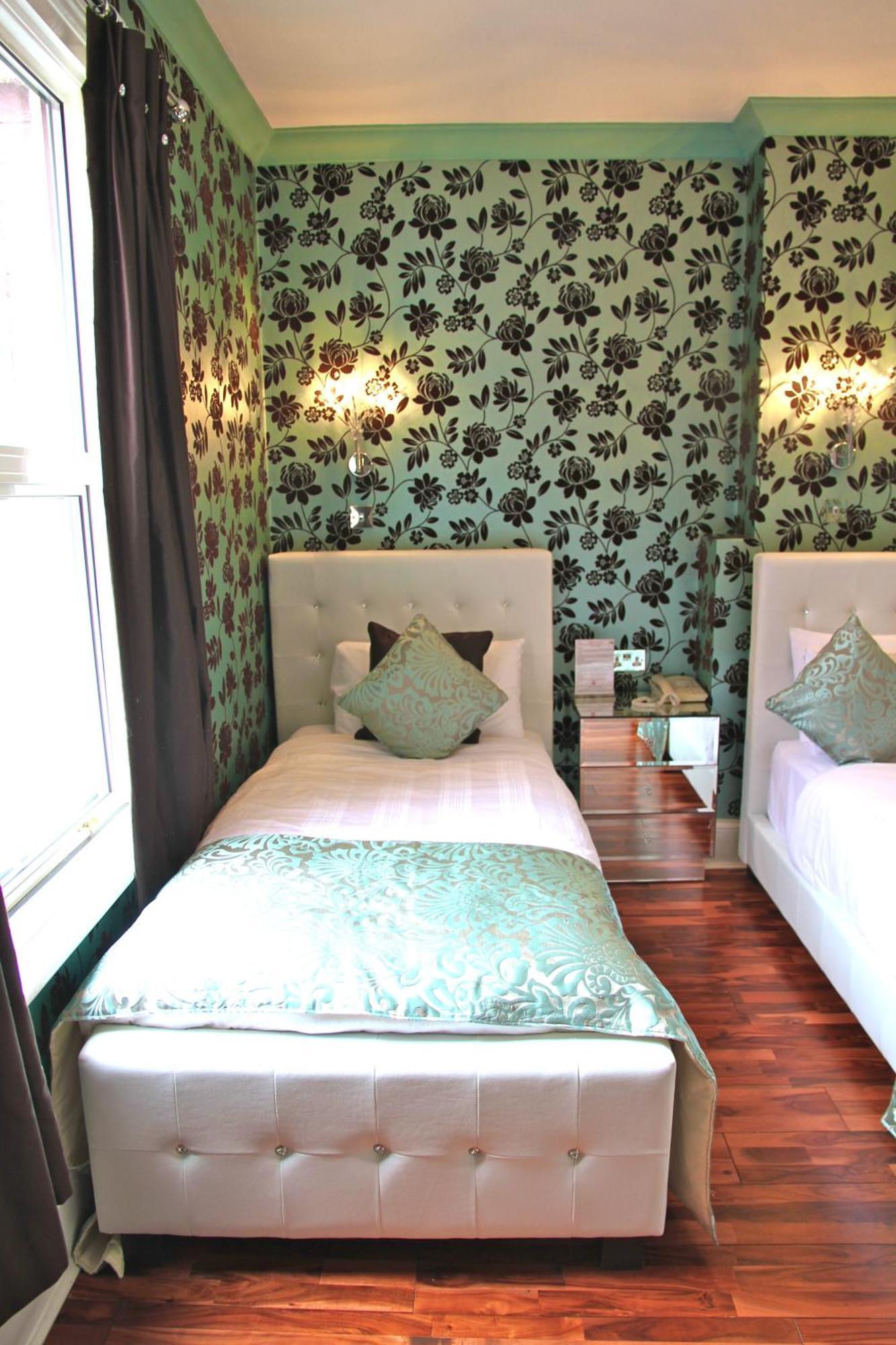 Crompton Guest House Гаунслоу Екстер'єр фото