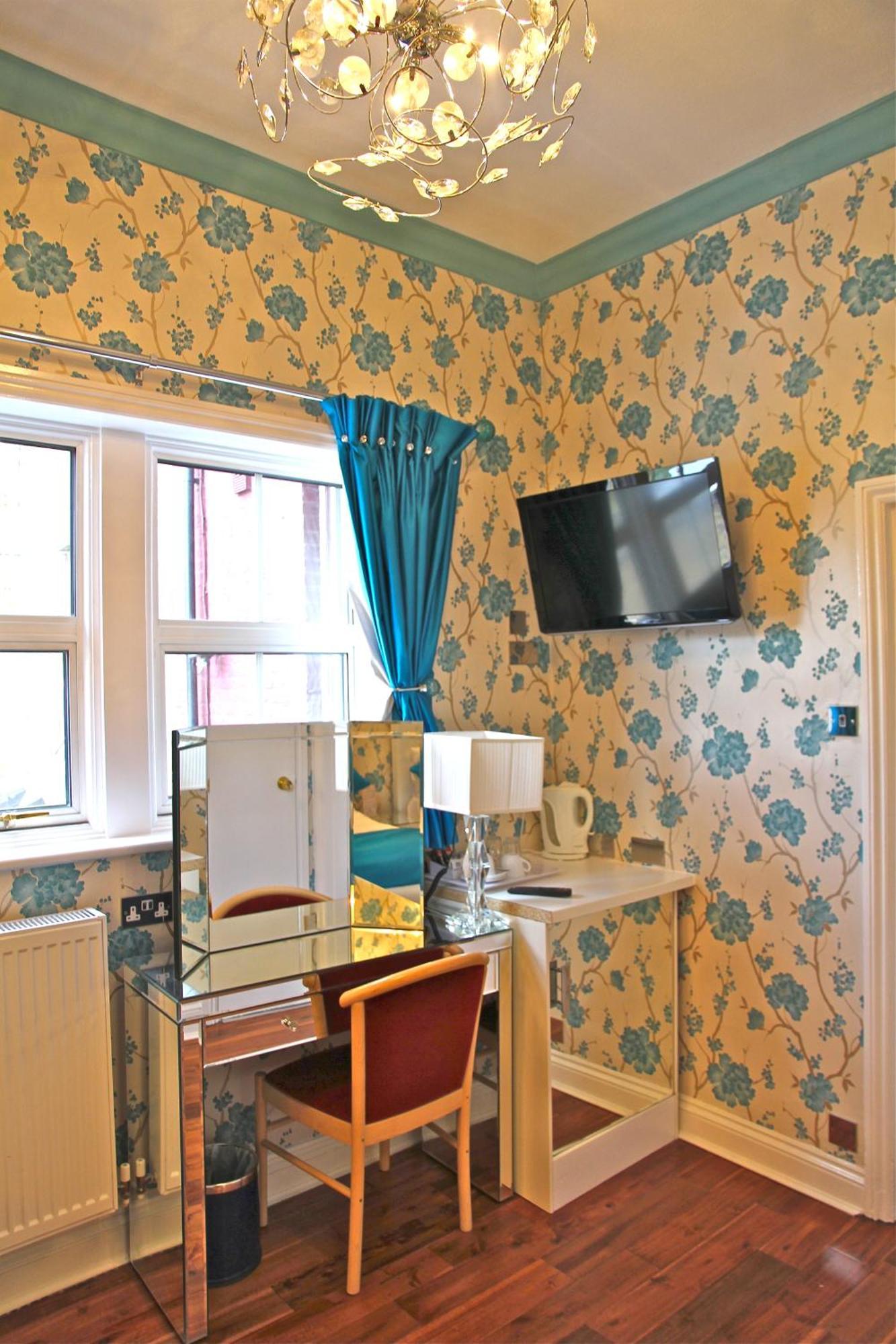 Crompton Guest House Гаунслоу Екстер'єр фото