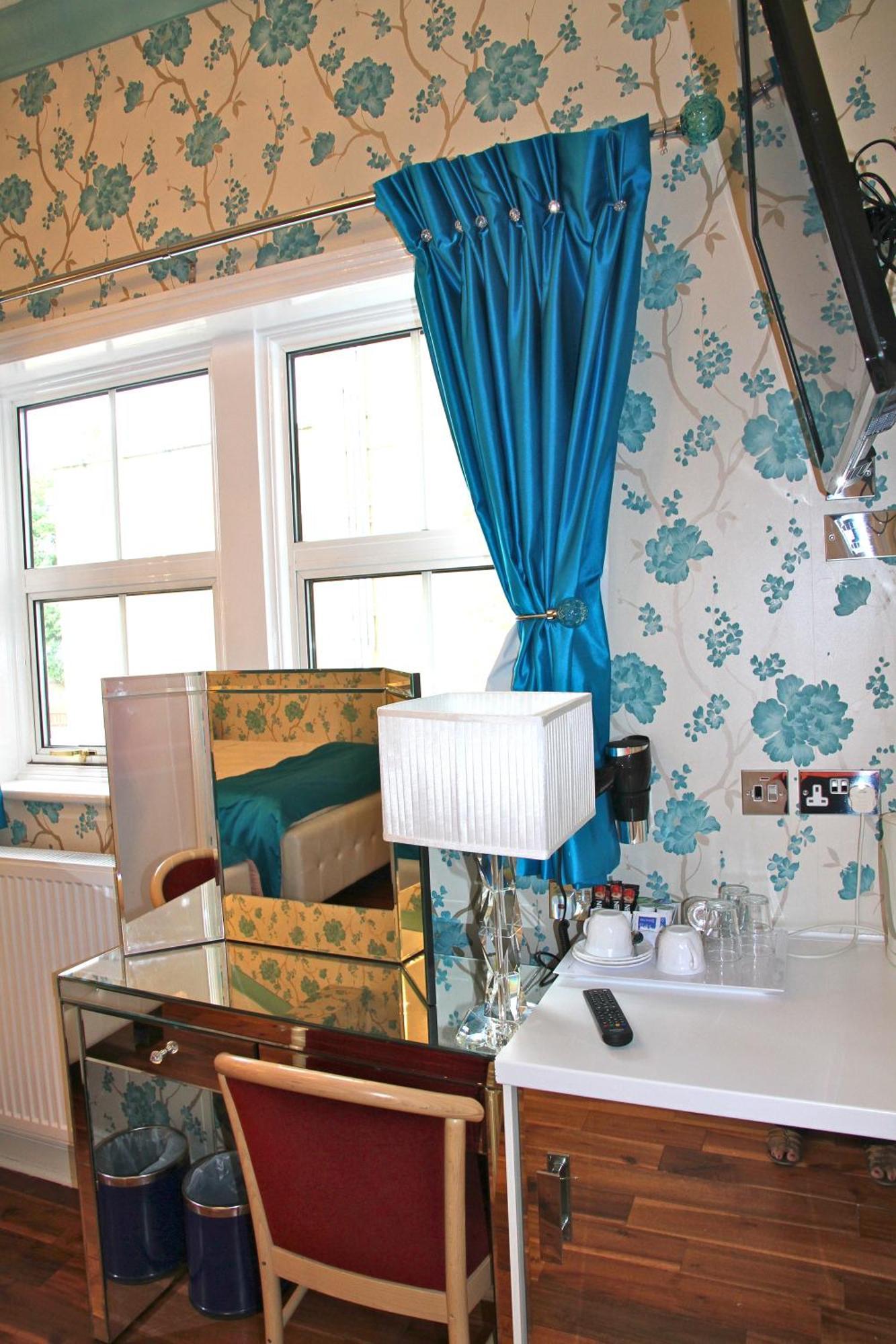 Crompton Guest House Гаунслоу Екстер'єр фото