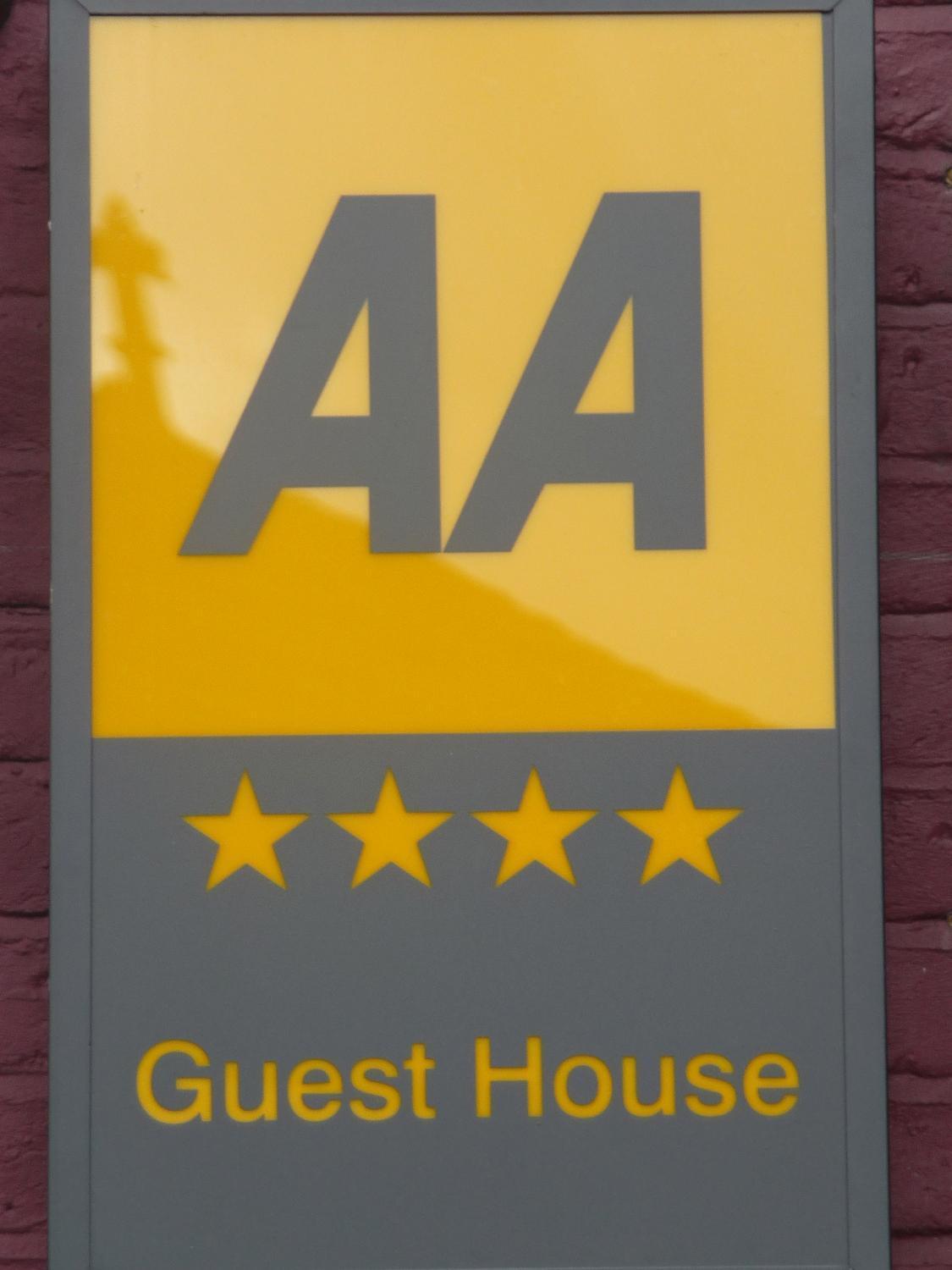 Crompton Guest House Гаунслоу Екстер'єр фото