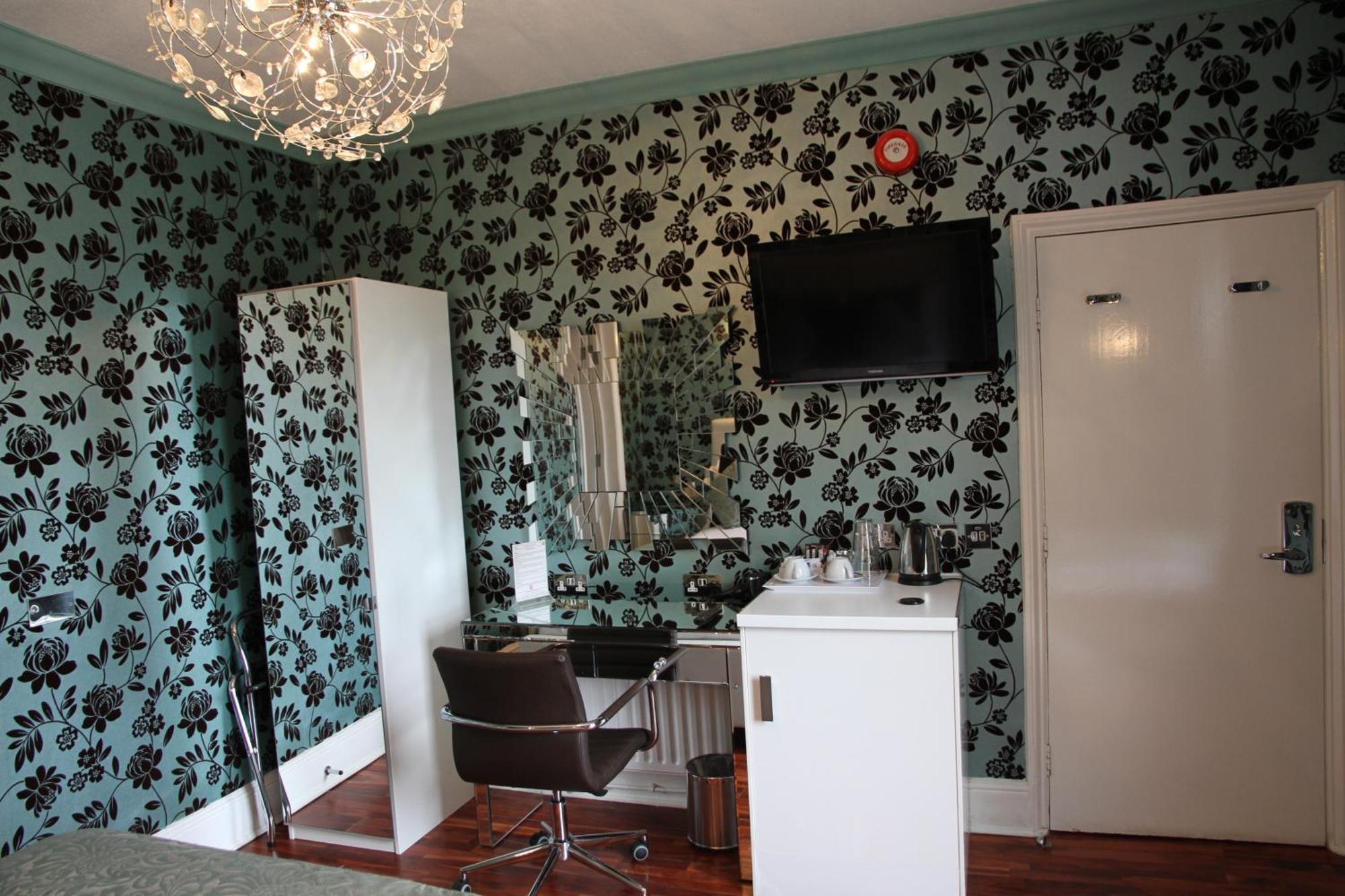 Crompton Guest House Гаунслоу Екстер'єр фото