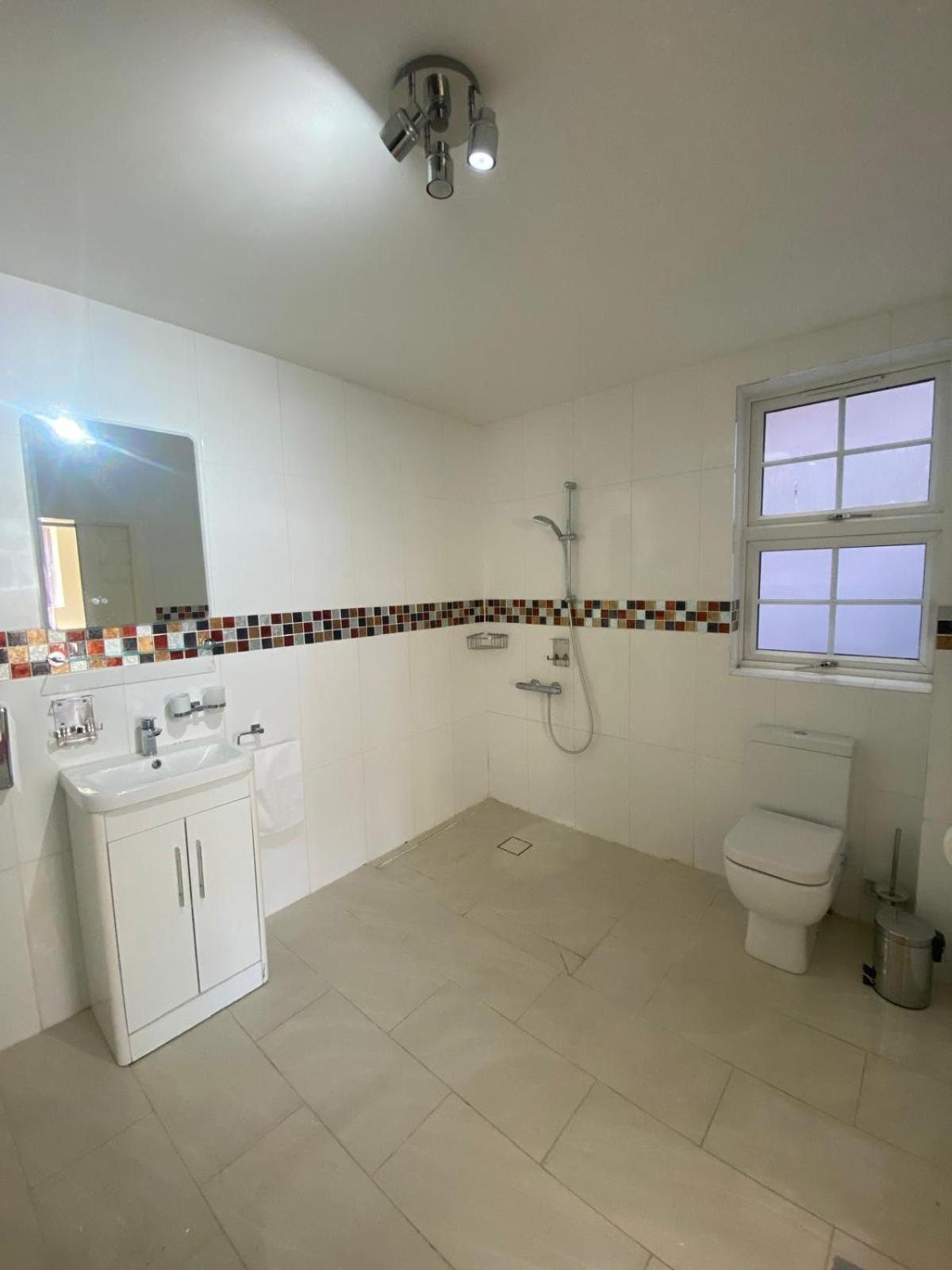 Crompton Guest House Гаунслоу Екстер'єр фото