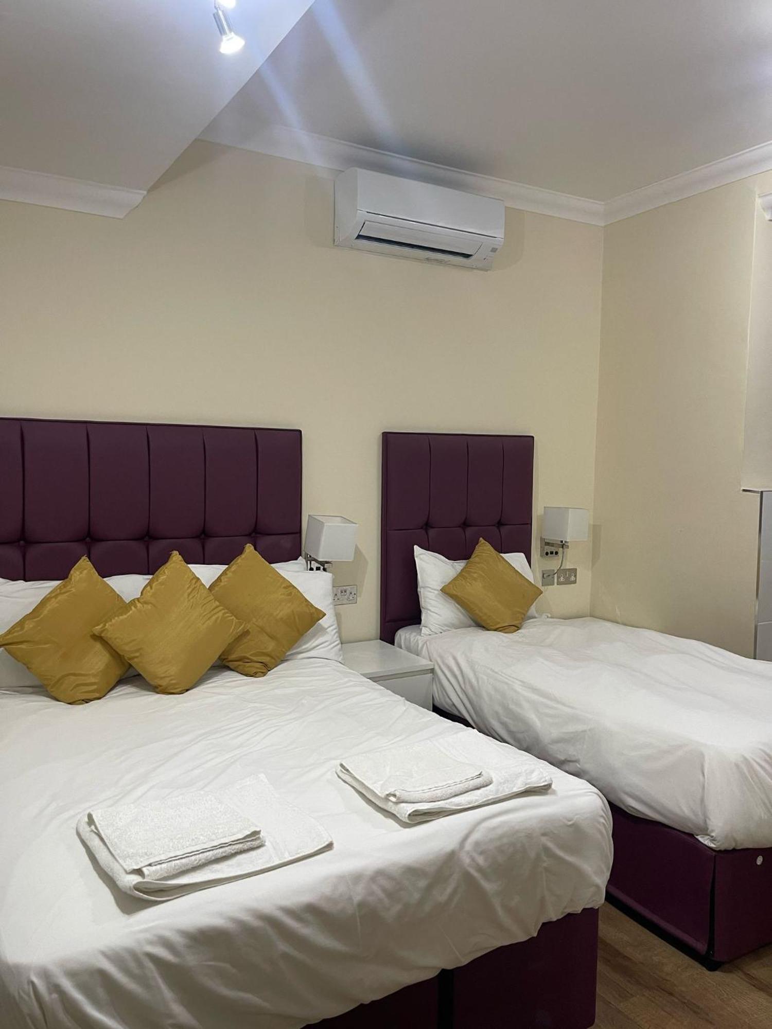 Crompton Guest House Гаунслоу Екстер'єр фото