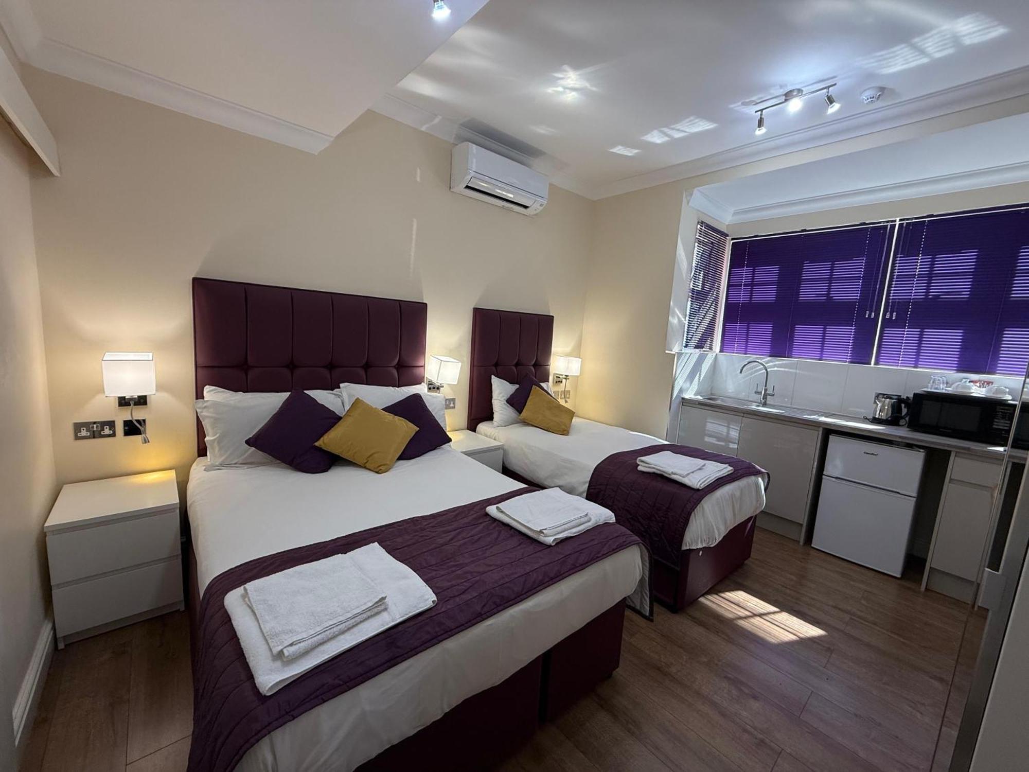 Crompton Guest House Гаунслоу Екстер'єр фото