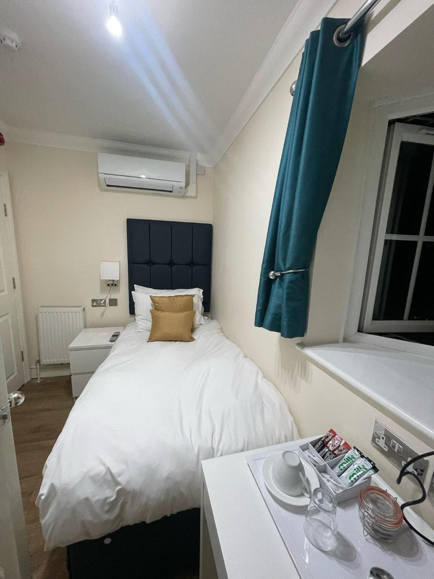 Crompton Guest House Гаунслоу Екстер'єр фото