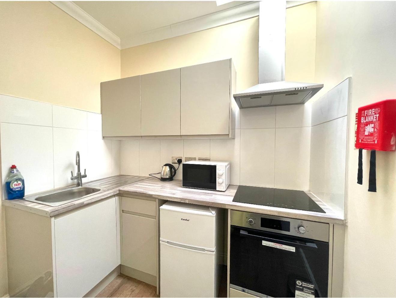 Crompton Guest House Гаунслоу Екстер'єр фото