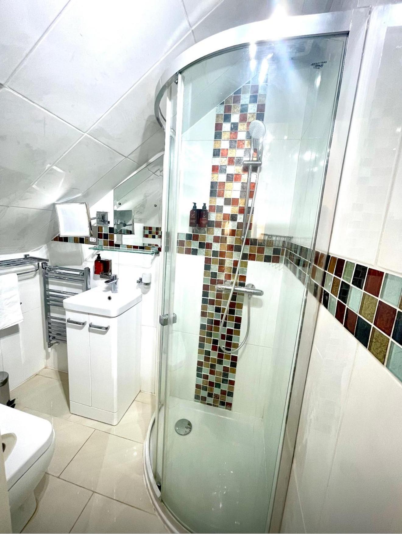 Crompton Guest House Гаунслоу Екстер'єр фото