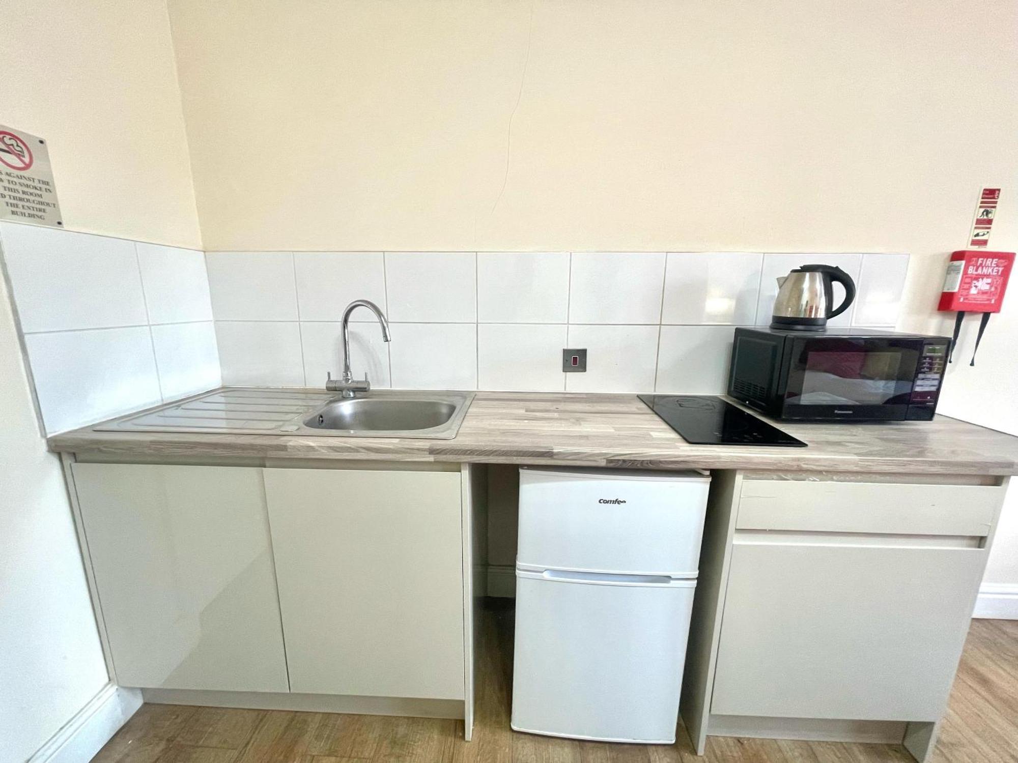 Crompton Guest House Гаунслоу Екстер'єр фото