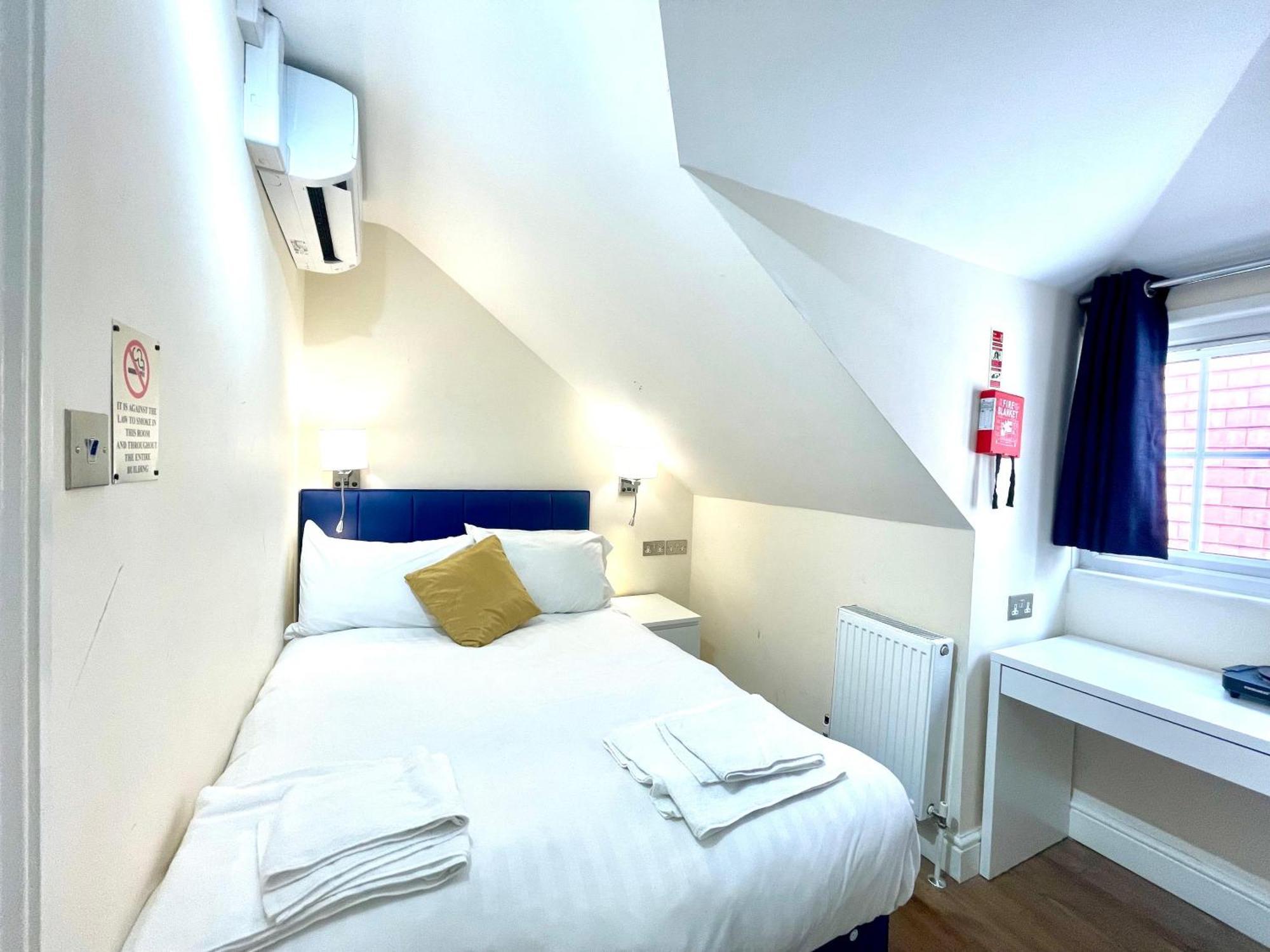 Crompton Guest House Гаунслоу Екстер'єр фото