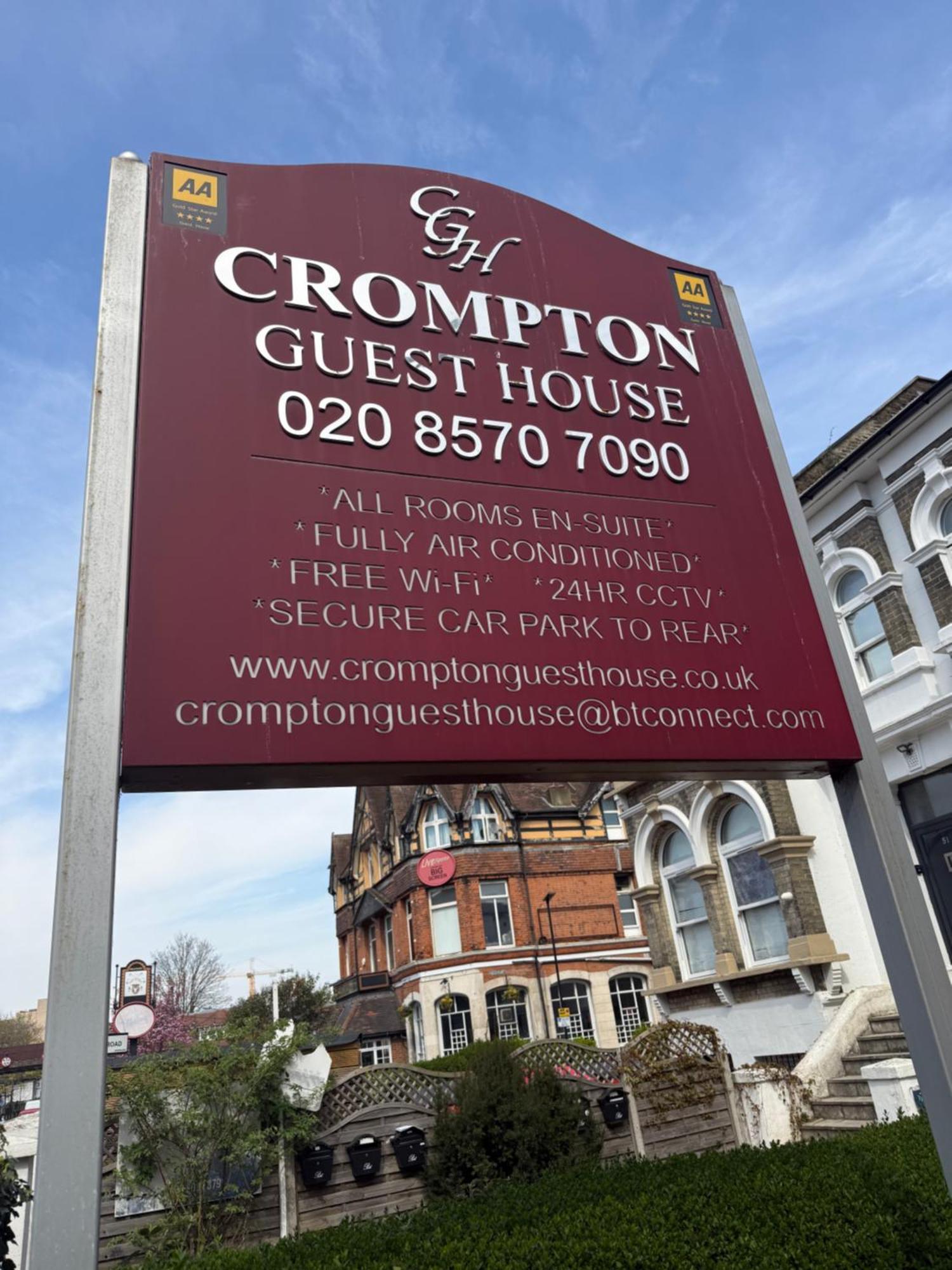 Crompton Guest House Гаунслоу Екстер'єр фото