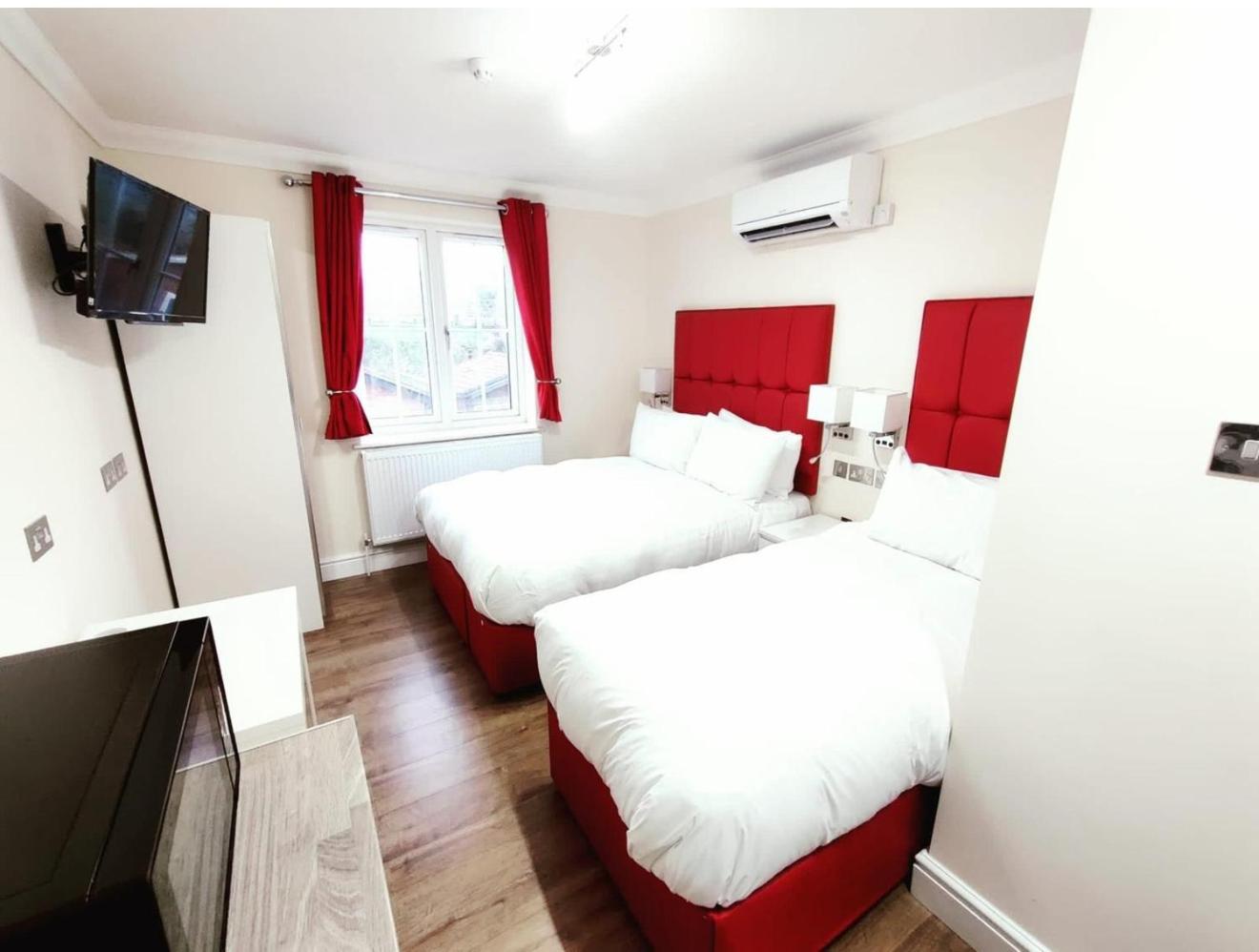 Crompton Guest House Гаунслоу Екстер'єр фото