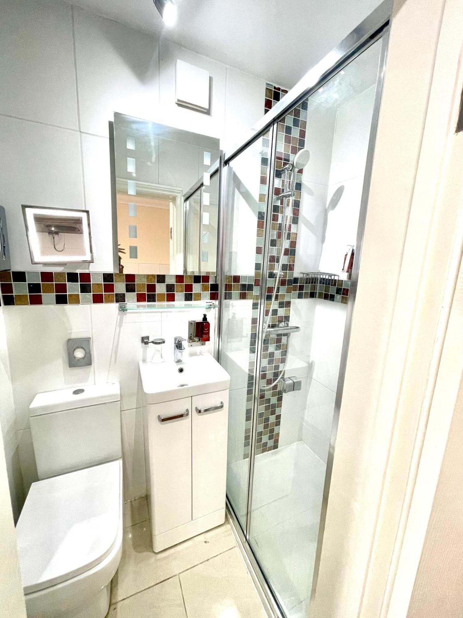 Crompton Guest House Гаунслоу Екстер'єр фото