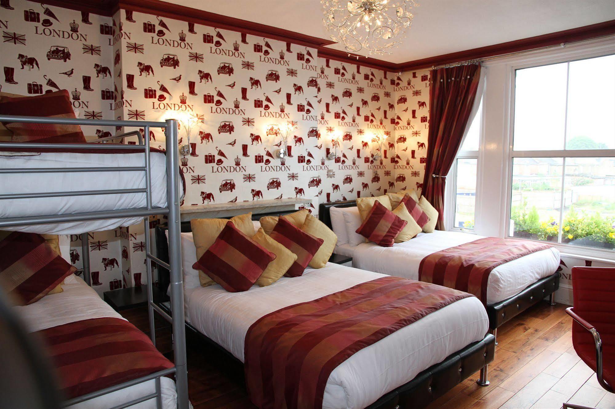 Crompton Guest House Гаунслоу Екстер'єр фото