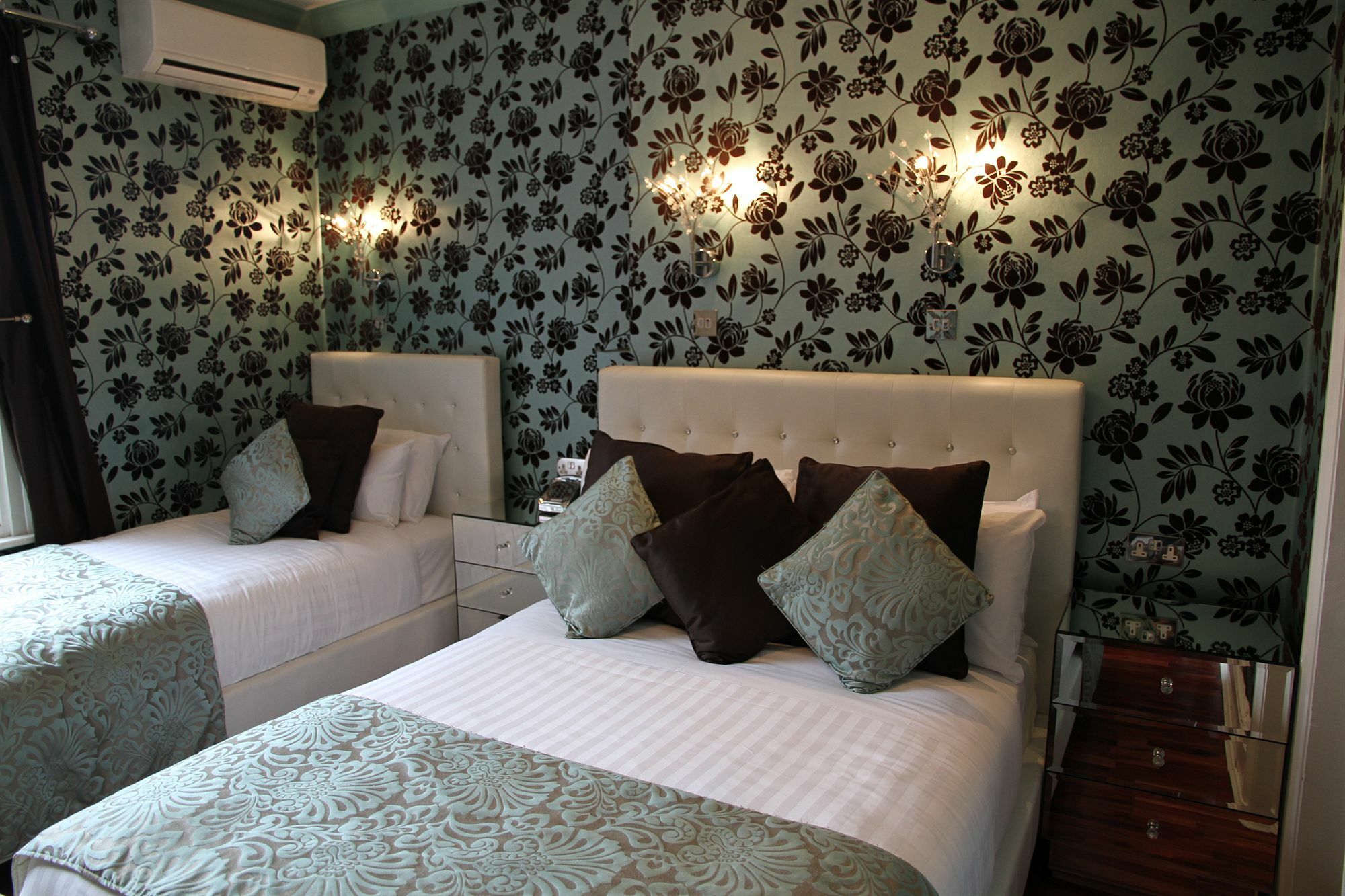 Crompton Guest House Гаунслоу Екстер'єр фото