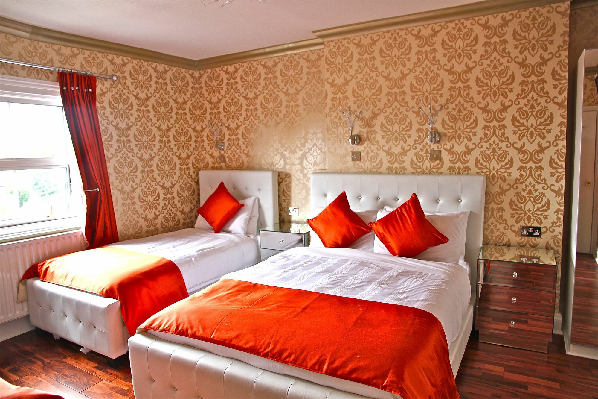 Crompton Guest House Гаунслоу Екстер'єр фото