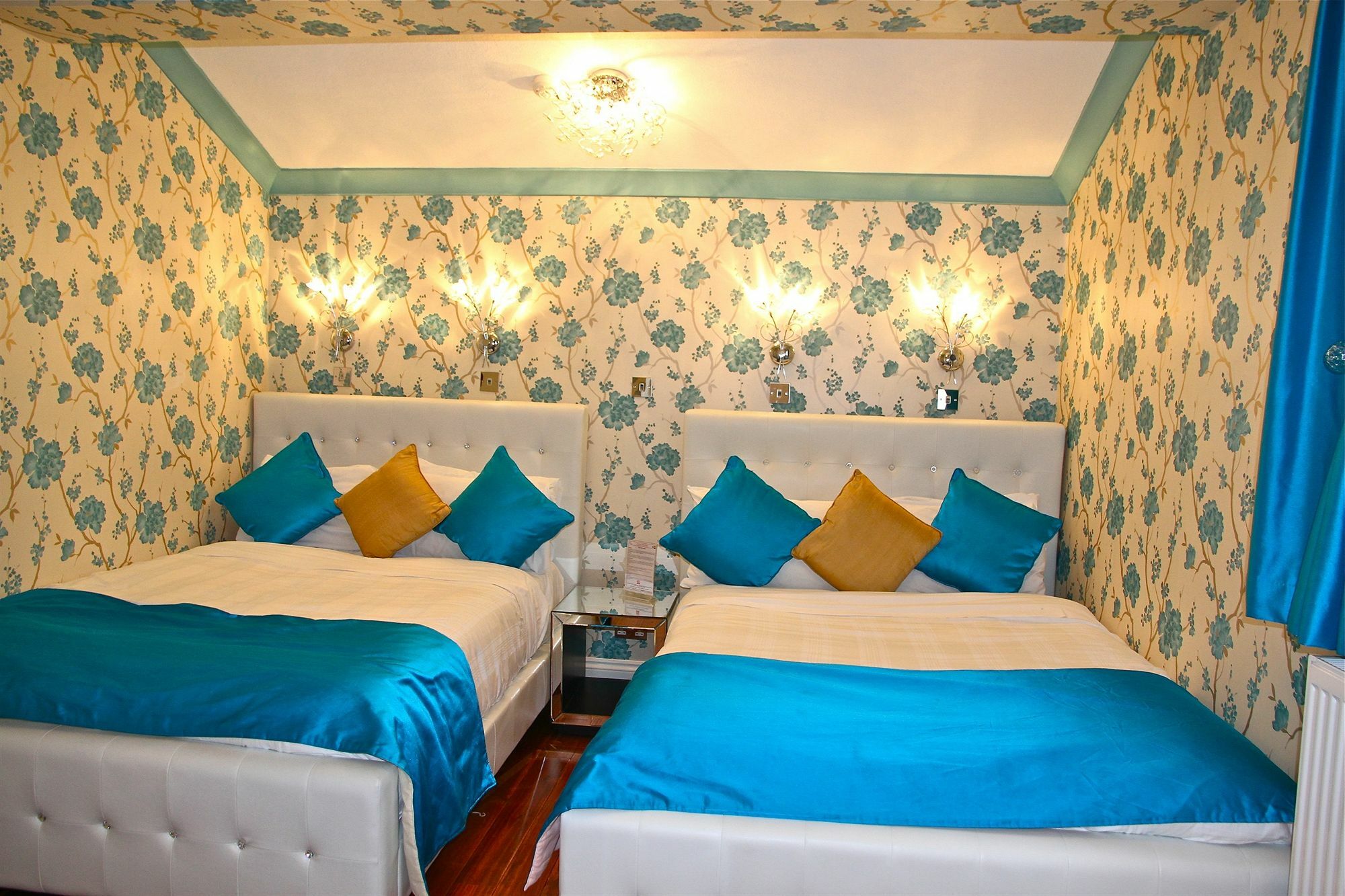 Crompton Guest House Гаунслоу Екстер'єр фото
