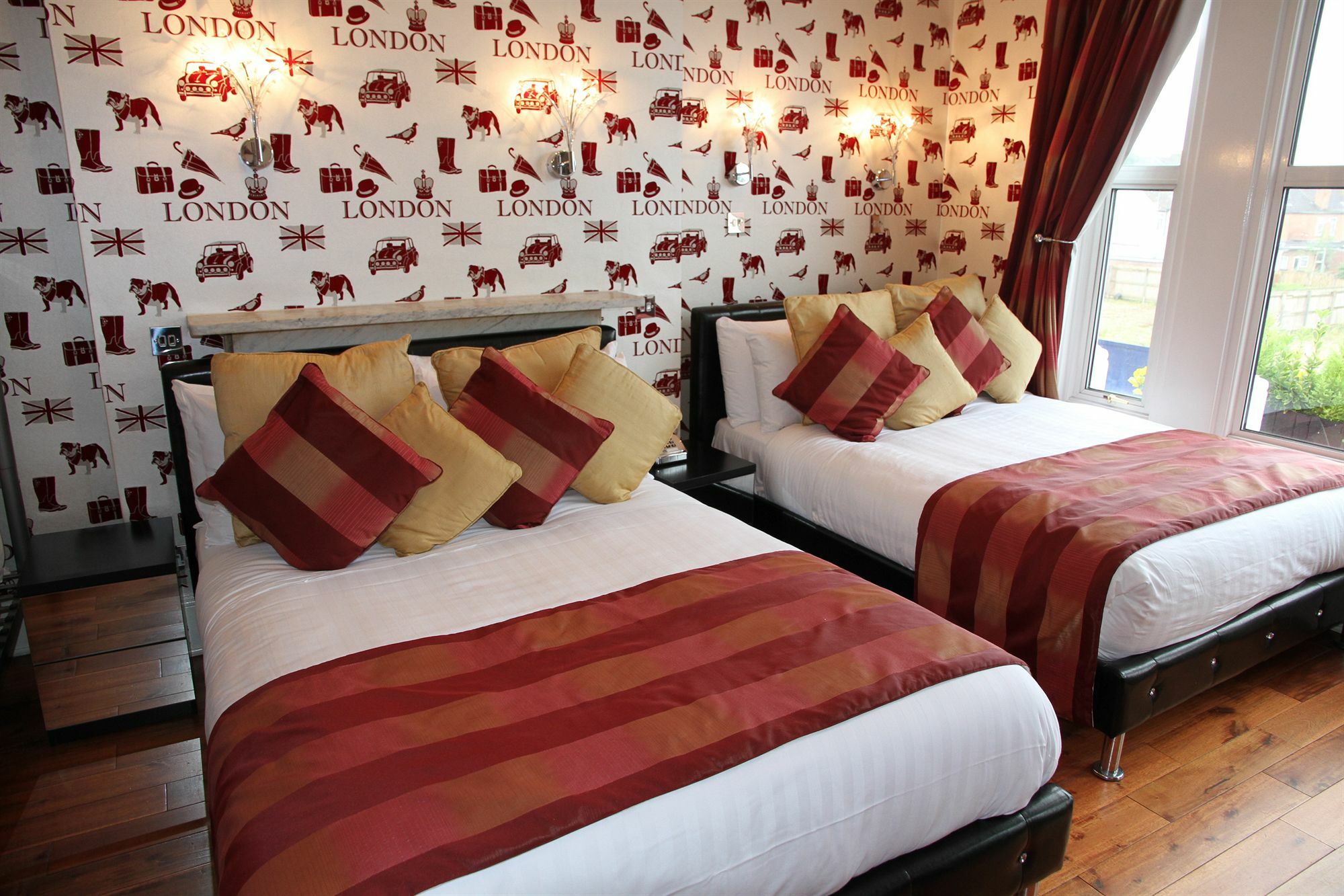 Crompton Guest House Гаунслоу Екстер'єр фото